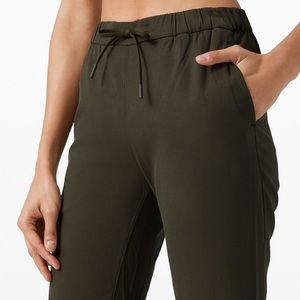 lulu Essential Affinity Jogger 27”